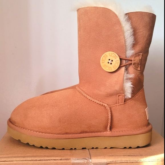 UGG Bailey Button II Beige Boot Size-6 Like New With box - Picture 9 of 10